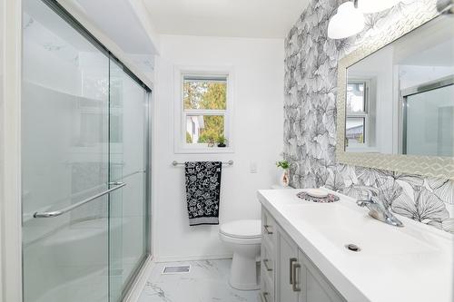 1809 Cook Street, Creston, BC - Indoor Photo Showing Bathroom