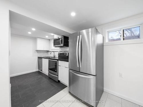 122 Longford Dr, Newmarket, ON - Indoor Photo Showing Kitchen With Stainless Steel Kitchen