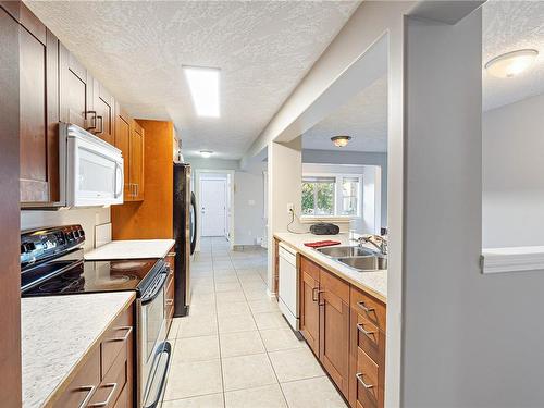 2346 Wild Dove Rd, Nanaimo, BC - Indoor Photo Showing Kitchen With Double Sink