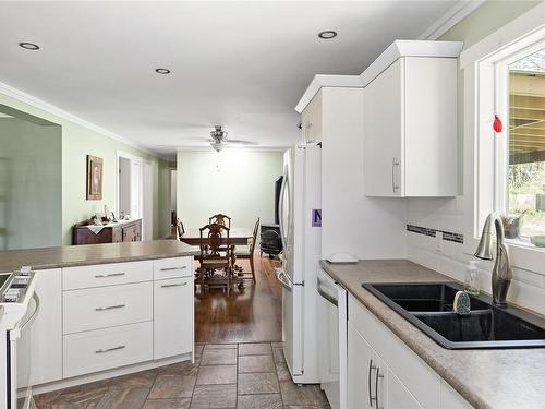 5645 West Riverbottom Rd, Duncan, BC - Indoor Photo Showing Kitchen With Double Sink