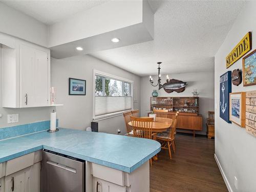 2062 Palmer Rd, Campbell River, BC - Indoor Photo Showing Kitchen