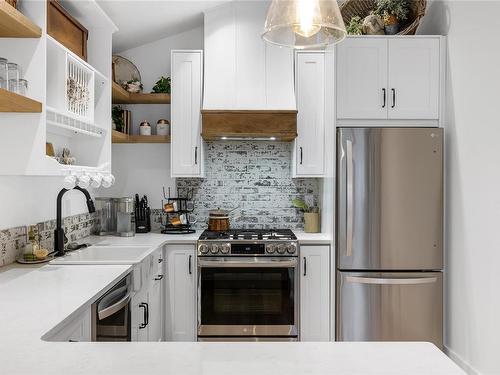 7798 Plover Rd, Lantzville, BC - Indoor Photo Showing Kitchen With Upgraded Kitchen