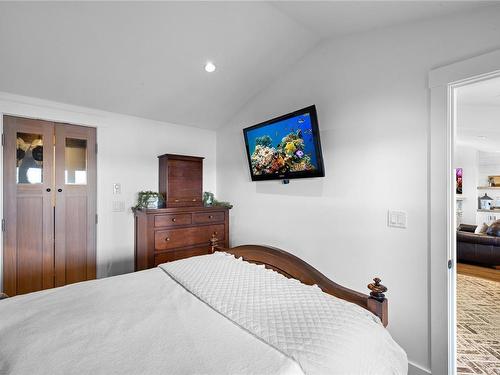 7798 Plover Rd, Lantzville, BC - Indoor Photo Showing Bedroom