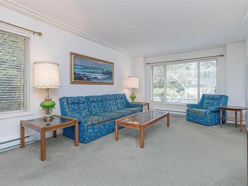 836 Mulholland Dr, Parksville, BC - Indoor Photo Showing Living Room