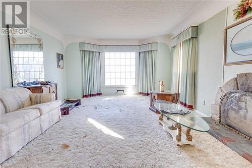 11060 Riverside Drive East, Windsor, ON - Indoor Photo Showing Living Room