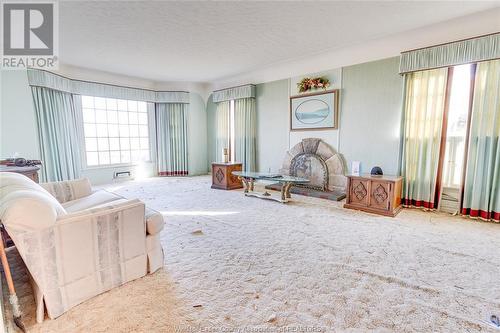 11060 Riverside Drive East, Windsor, ON - Indoor Photo Showing Living Room