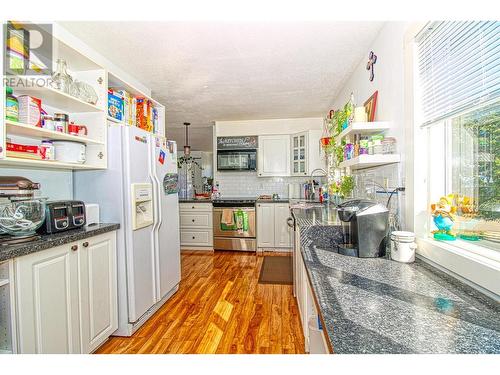 204 Crown Crescent, Vernon, BC - Indoor Photo Showing Kitchen