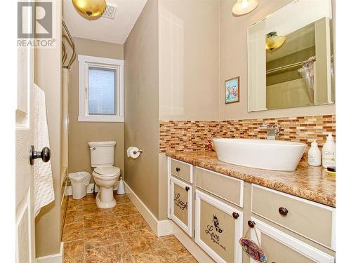 204 Crown Crescent, Vernon, BC - Indoor Photo Showing Bathroom