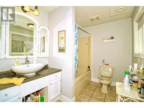 204 Crown Crescent, Vernon, BC - Indoor Photo Showing Bathroom