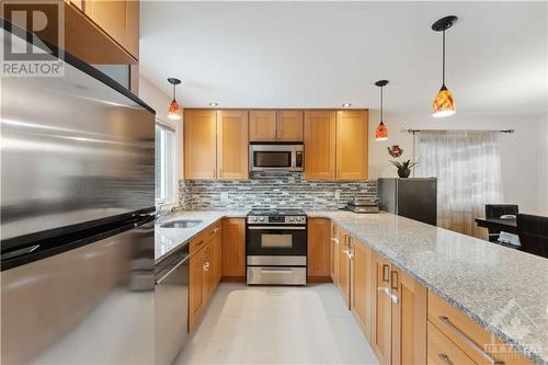 25 Rastila Crescent, Ottawa, ON - Indoor Photo Showing Kitchen With Upgraded Kitchen