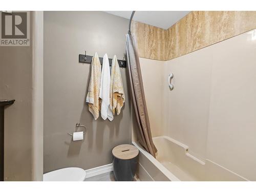 882 Toovey Road, Kelowna, BC - Indoor Photo Showing Bathroom