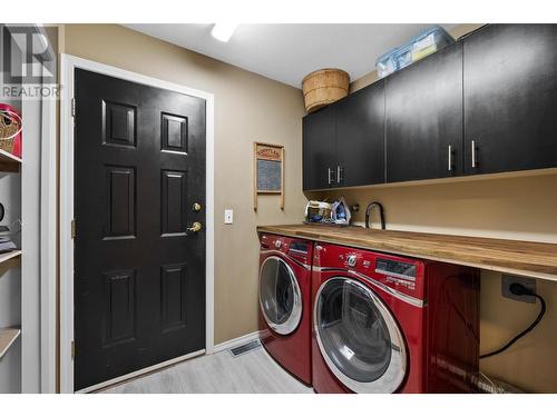 882 Toovey Road, Kelowna, BC - Indoor Photo Showing Laundry Room