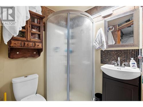 882 Toovey Road, Kelowna, BC - Indoor Photo Showing Bathroom