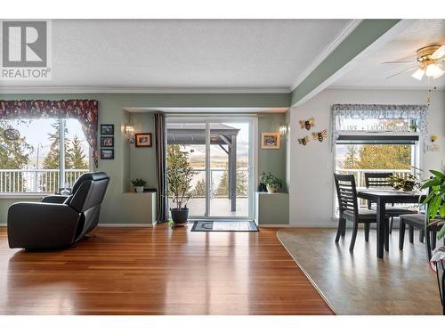 4003 Greaves Road, Eagle Bay, BC - Indoor Photo Showing Living Room