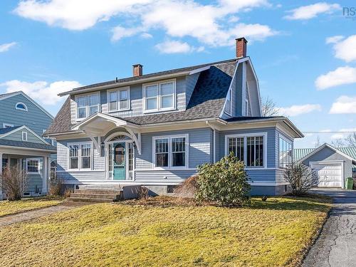 8 Linden Avenue, Lunenburg, NS 