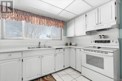37 Varden Ave, Barrie, ON - Indoor Photo Showing Kitchen With Double Sink