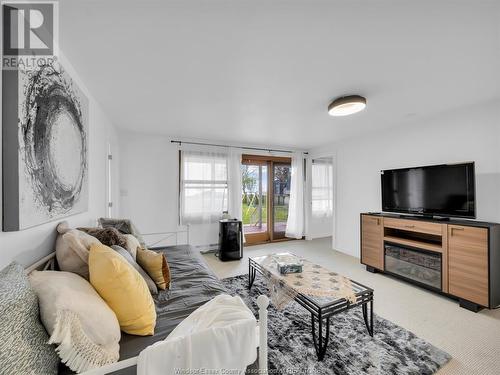 11890 Riverside Drive East Unit# B, Windsor, ON - Indoor Photo Showing Living Room