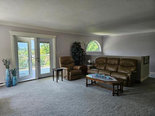 303 Nelson Avenue, Nakusp, BC - Indoor Photo Showing Living Room