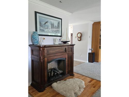 303 Nelson Avenue, Nakusp, BC - Indoor With Fireplace