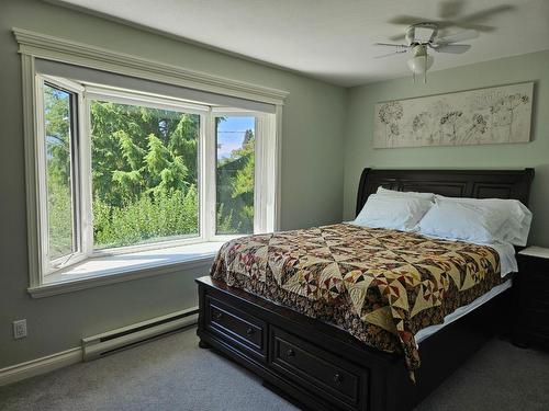 303 Nelson Avenue, Nakusp, BC - Indoor Photo Showing Bedroom