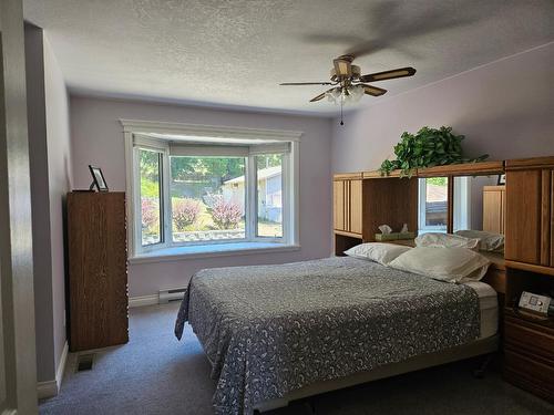 303 Nelson Avenue, Nakusp, BC - Indoor Photo Showing Bedroom