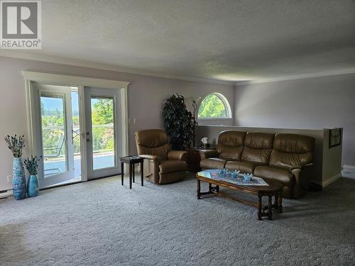 303 Nelson Avenue, Nakusp, BC - Indoor Photo Showing Living Room