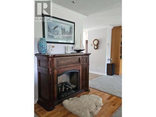 303 Nelson Avenue, Nakusp, BC - Indoor With Fireplace