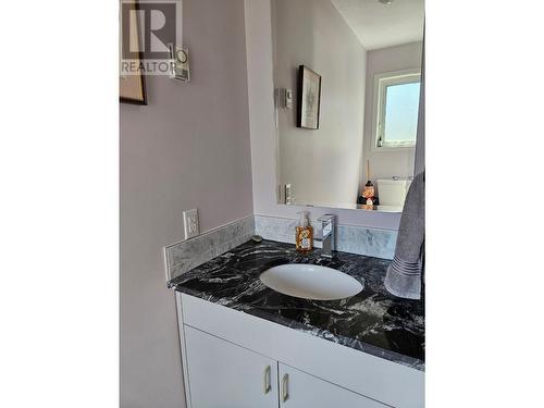 303 Nelson Avenue, Nakusp, BC - Indoor Photo Showing Bathroom