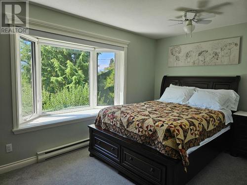 303 Nelson Avenue, Nakusp, BC - Indoor Photo Showing Bedroom