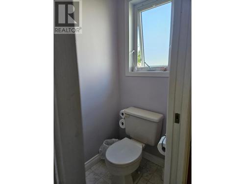 303 Nelson Avenue, Nakusp, BC - Indoor Photo Showing Bathroom