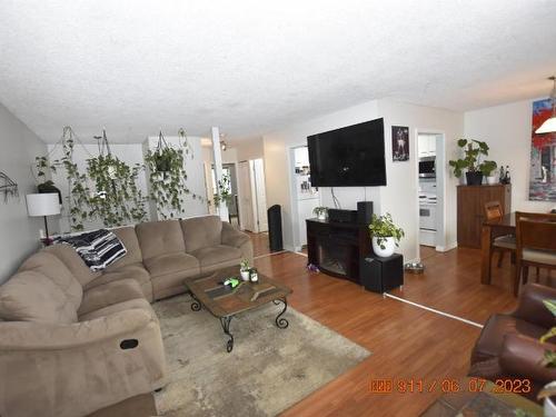 145 Fort Ave, Kamloops, BC - Indoor Photo Showing Living Room