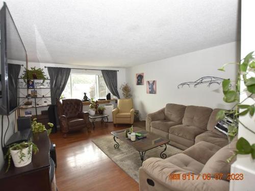 145 Fort Ave, Kamloops, BC - Indoor Photo Showing Living Room
