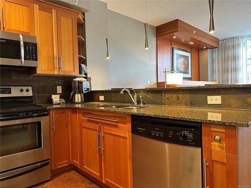 303D-181 Beachside Dr, Parksville, BC - Indoor Photo Showing Kitchen With Double Sink