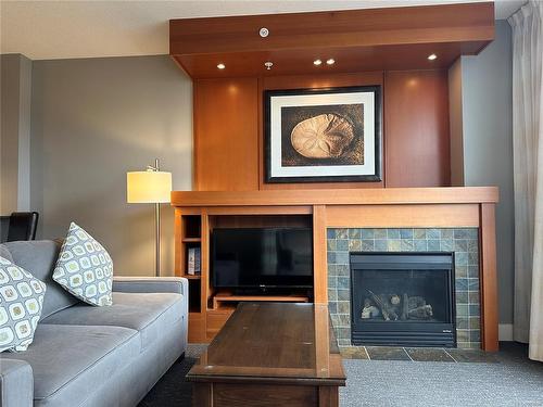 303D-181 Beachside Dr, Parksville, BC - Indoor Photo Showing Living Room With Fireplace