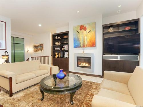 505 Seaview Way, Cobble Hill, BC - Indoor Photo Showing Living Room With Fireplace