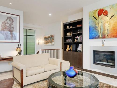 505 Seaview Way, Cobble Hill, BC - Indoor Photo Showing Living Room With Fireplace