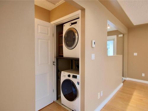33 Dock St, Victoria, BC - Indoor Photo Showing Laundry Room