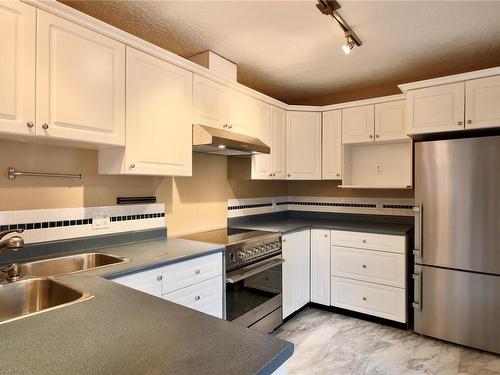 33 Dock St, Victoria, BC - Indoor Photo Showing Kitchen With Double Sink