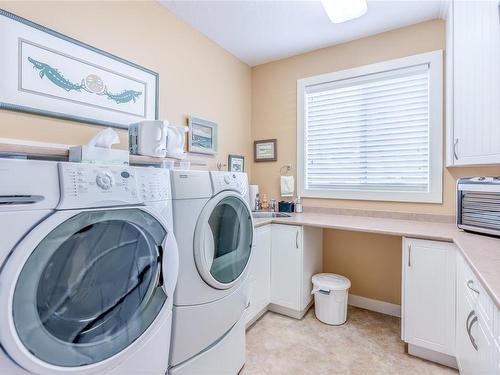 1450 Hayhurst Cres, Crofton, BC - Indoor Photo Showing Laundry Room