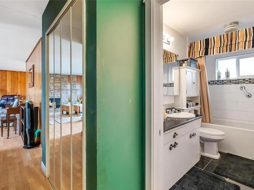 2831 Fairfield St, Duncan, BC - Indoor Photo Showing Bathroom