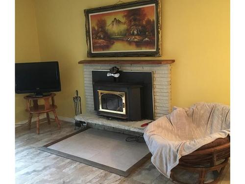 521 Eagle Cres, Gold River, BC - Indoor Photo Showing Living Room With Fireplace