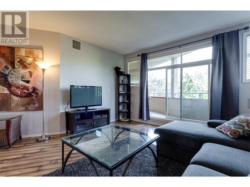 1088 Sunset Drive Unit# 306, Kelowna, BC - Indoor Photo Showing Living Room