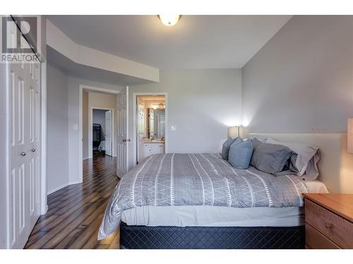 1088 Sunset Drive Unit# 306, Kelowna, BC - Indoor Photo Showing Bedroom