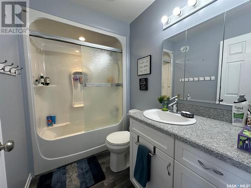 61 10Th Street, Weyburn, SK - Indoor Photo Showing Bathroom