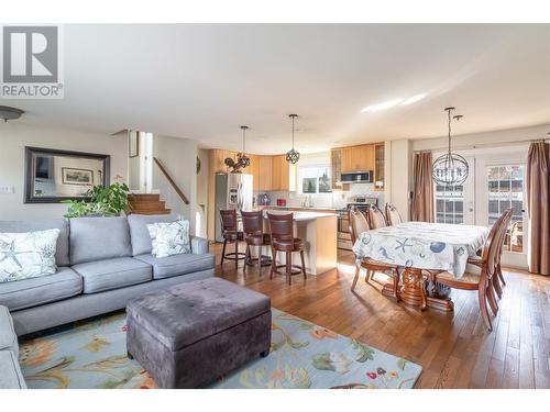 1000 Euclid Road, Kelowna, BC - Indoor Photo Showing Living Room