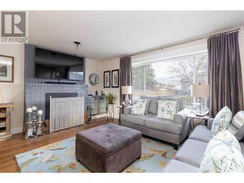 1000 Euclid Road, Kelowna, BC - Indoor Photo Showing Living Room With Fireplace