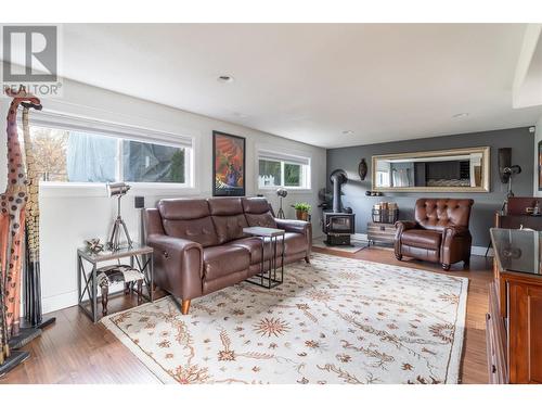 1000 Euclid Road, Kelowna, BC - Indoor Photo Showing Living Room With Fireplace