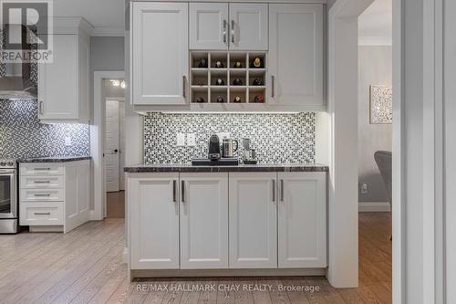 17 Black Creek Tr, Springwater, ON - Indoor Photo Showing Kitchen With Upgraded Kitchen