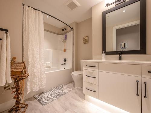 304-110 Ellis Street, Penticton, BC - Indoor Photo Showing Bathroom