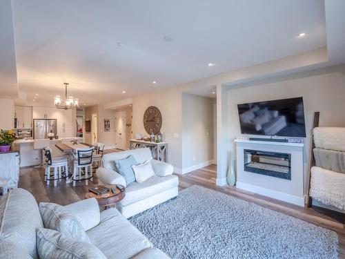 304-110 Ellis Street, Penticton, BC - Indoor Photo Showing Living Room